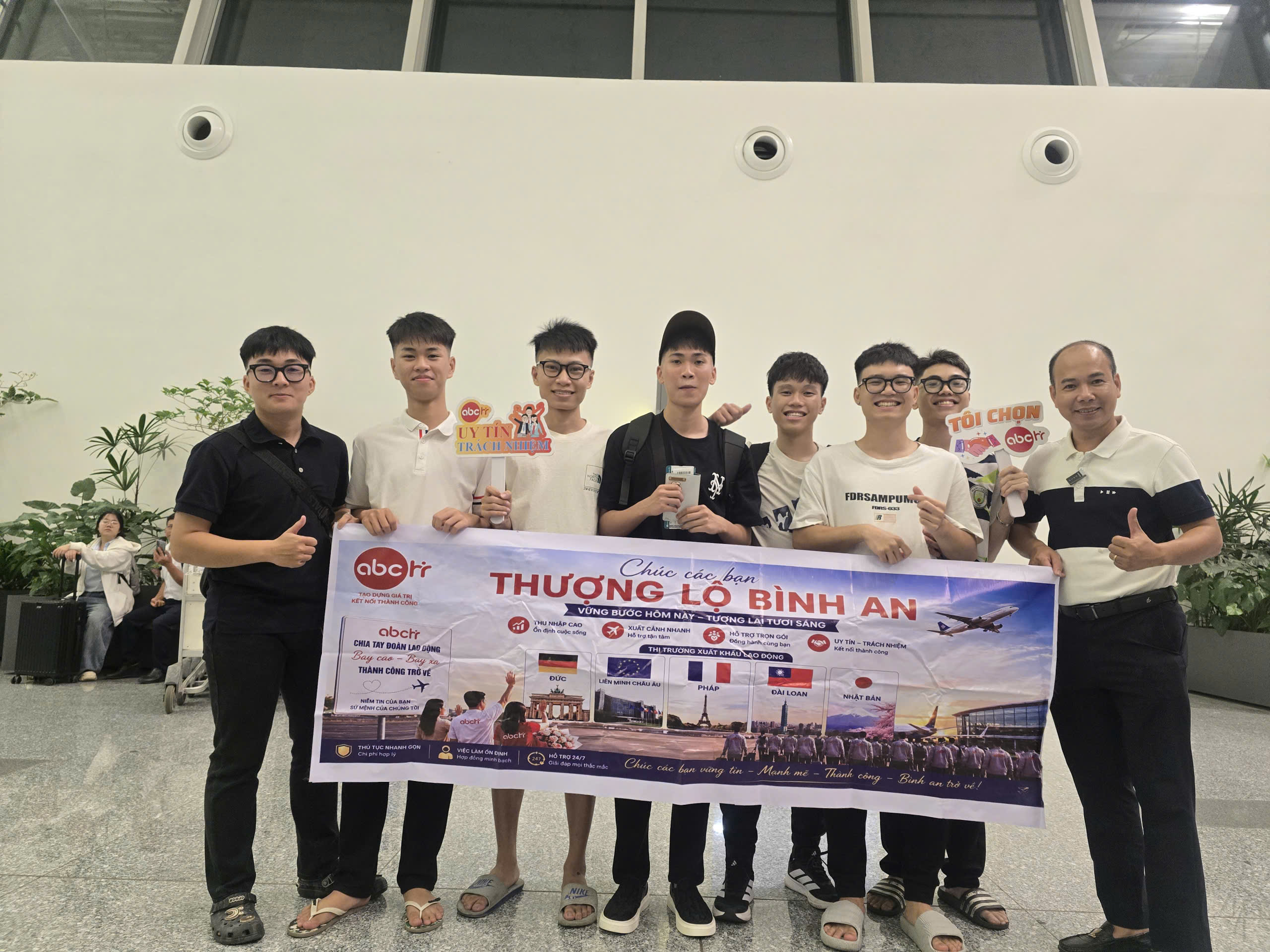 ra sân bay tiễn chân học viên bay sang Đức du học nghề 
